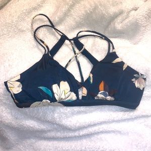 Athleta Medium bikini top. Fits more like a small! Worn maybe 3 times.